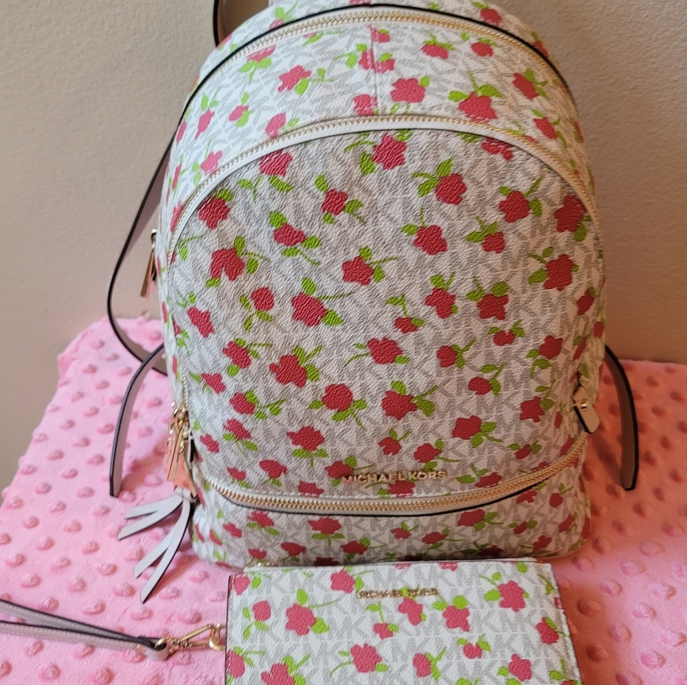 Michael Kors backpack and wallet - Picture 16 of 16